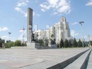 Площадь Партизан и "Дом с часами" 